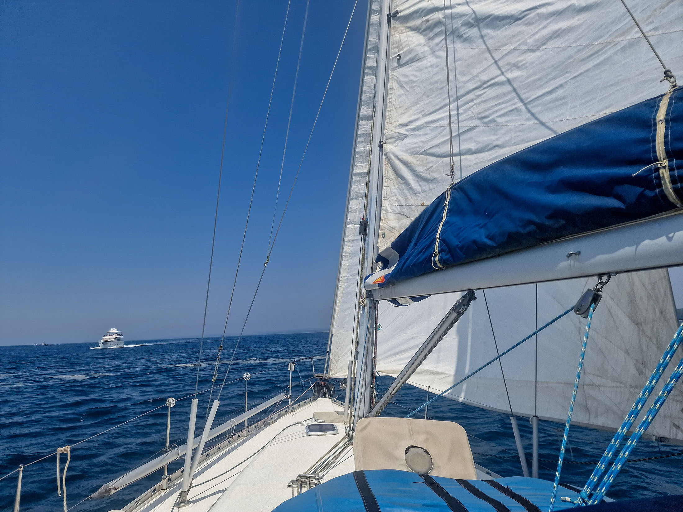 Großsegel und Lazy-Jack-System der Dufour 36 Classic