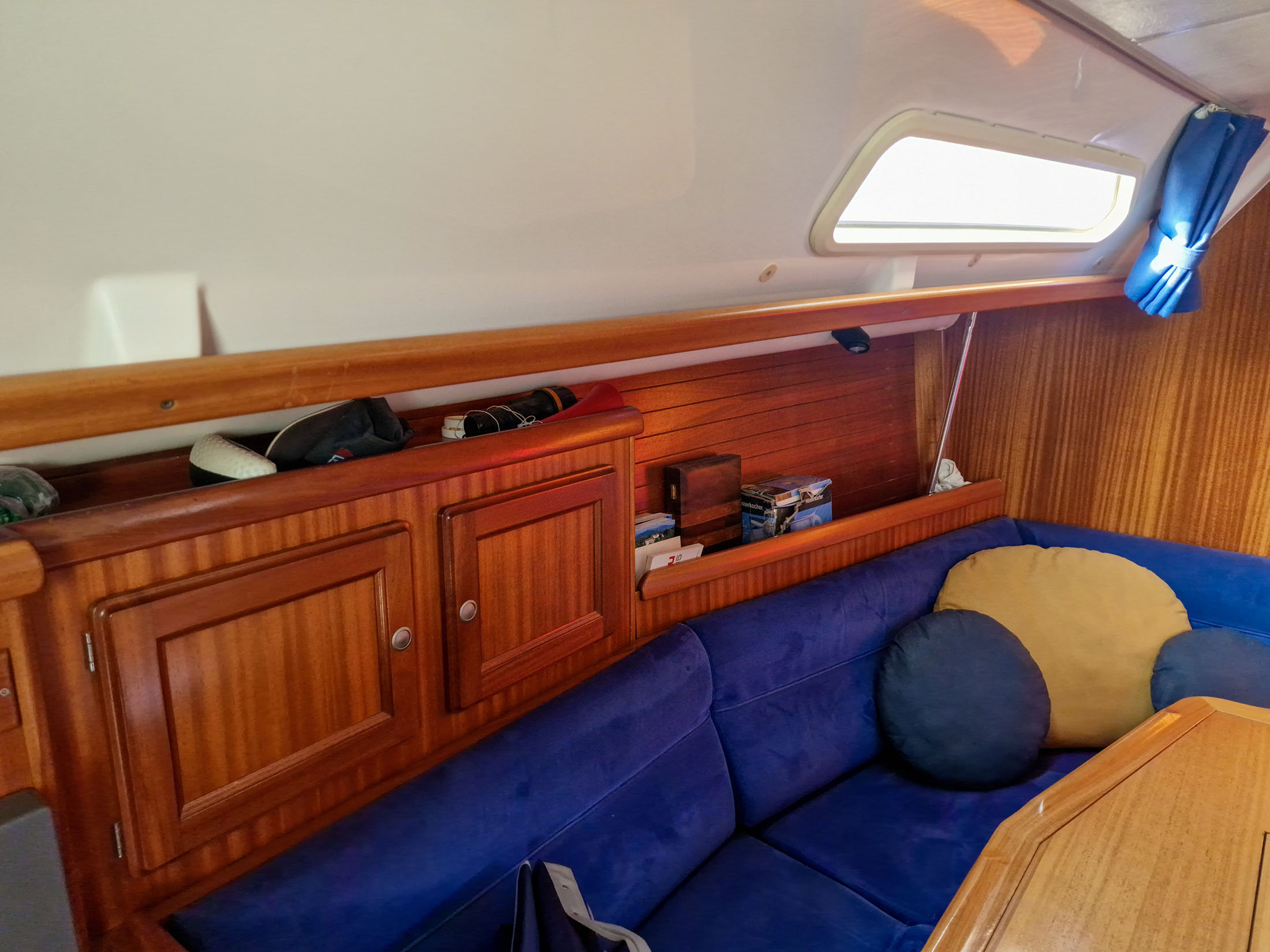 Sitzgruppe und Stauraum im Salon der Dufour 36 Classic